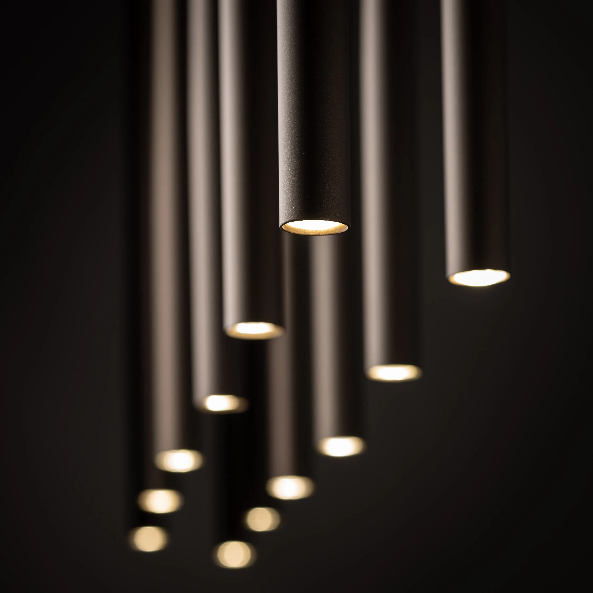 Lampa wisząca PIANO brązowa 12 smukłych eleganckich reflektorów na metalowej listwie 140x120x12cm - TK_10111