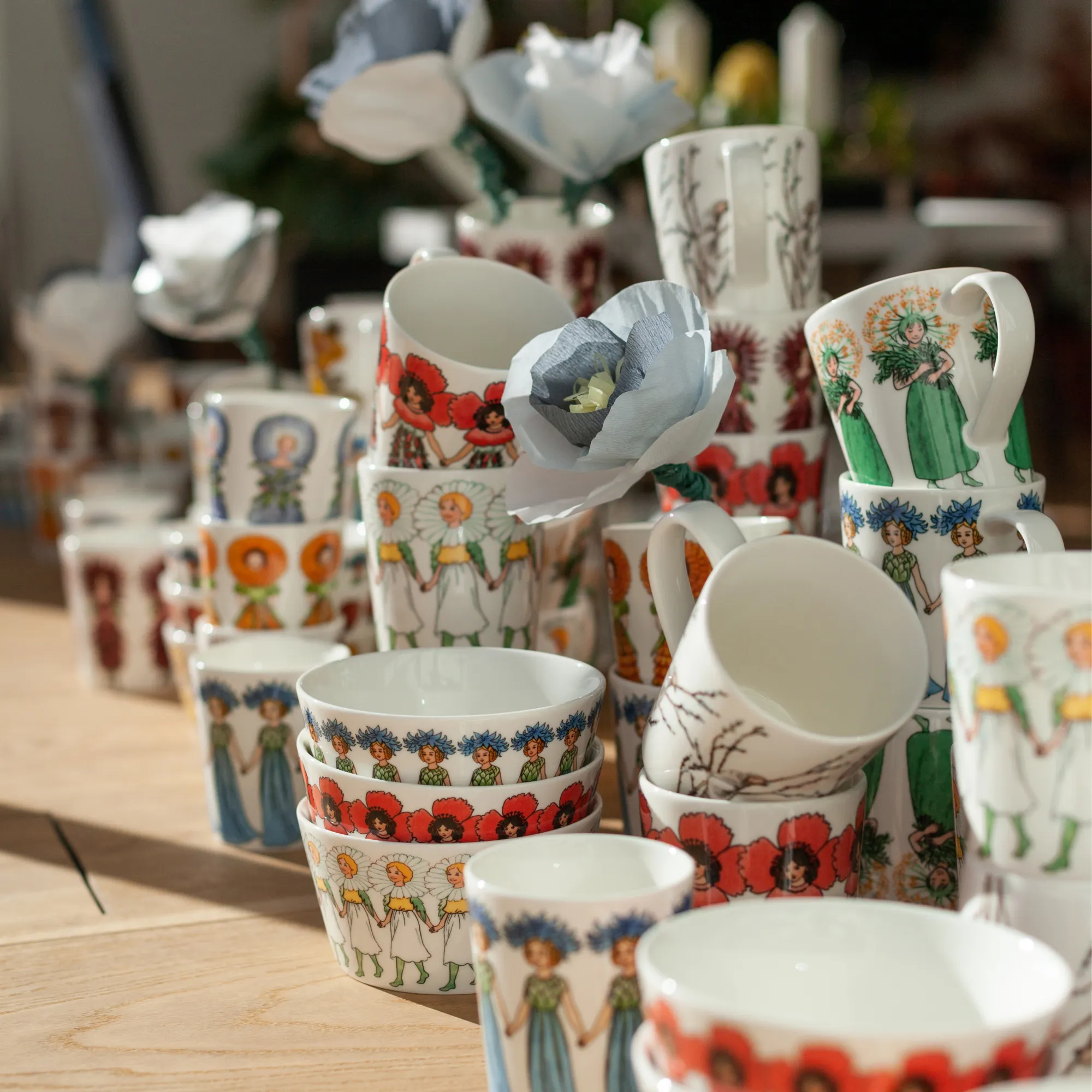 image ceramic mugs, set of mugs, kolorowy wzór, anioły/postacie ludowe, dekor kwiatowy