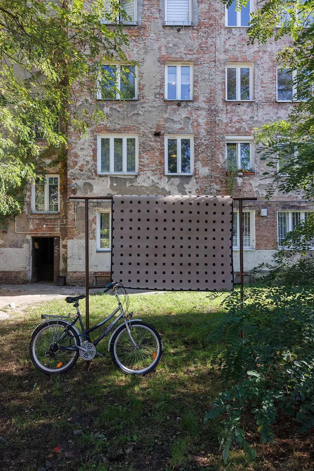 rower, składany rower, budynek wielorodzinny, tablica z otworami, blok mieszkalny