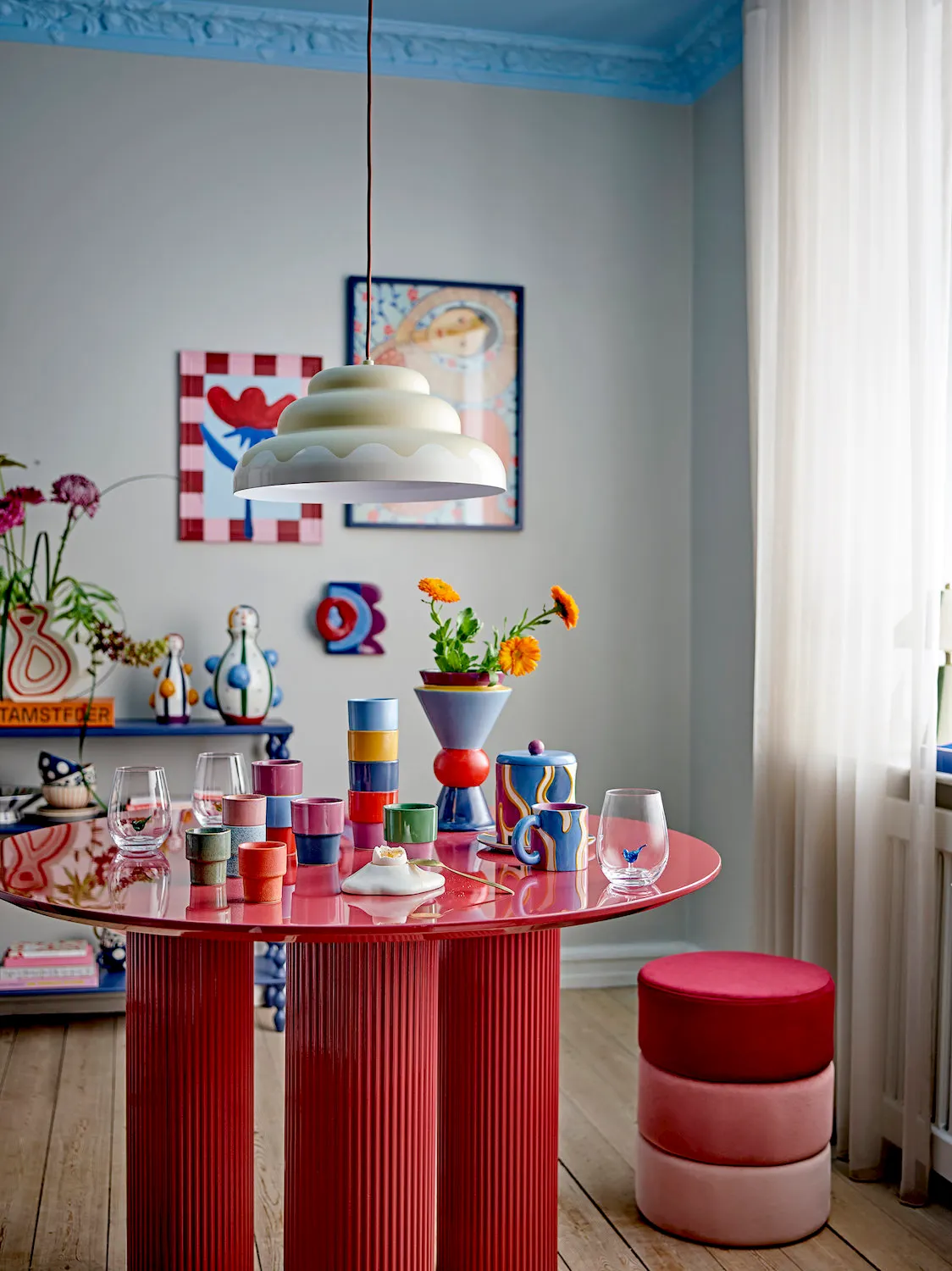 image stolik czerwony, ceramika kolorowa, kwiaty, lampa wisząca, stół jadalny