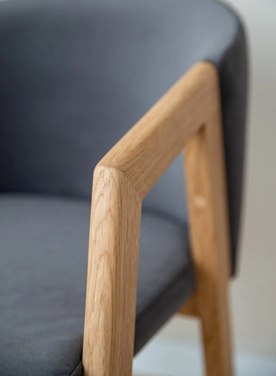 Krzesło tapicerowane AVELINA grafitowe z drewnianymi nogami 9852 FORIO - grafitowe - FOR9852AV