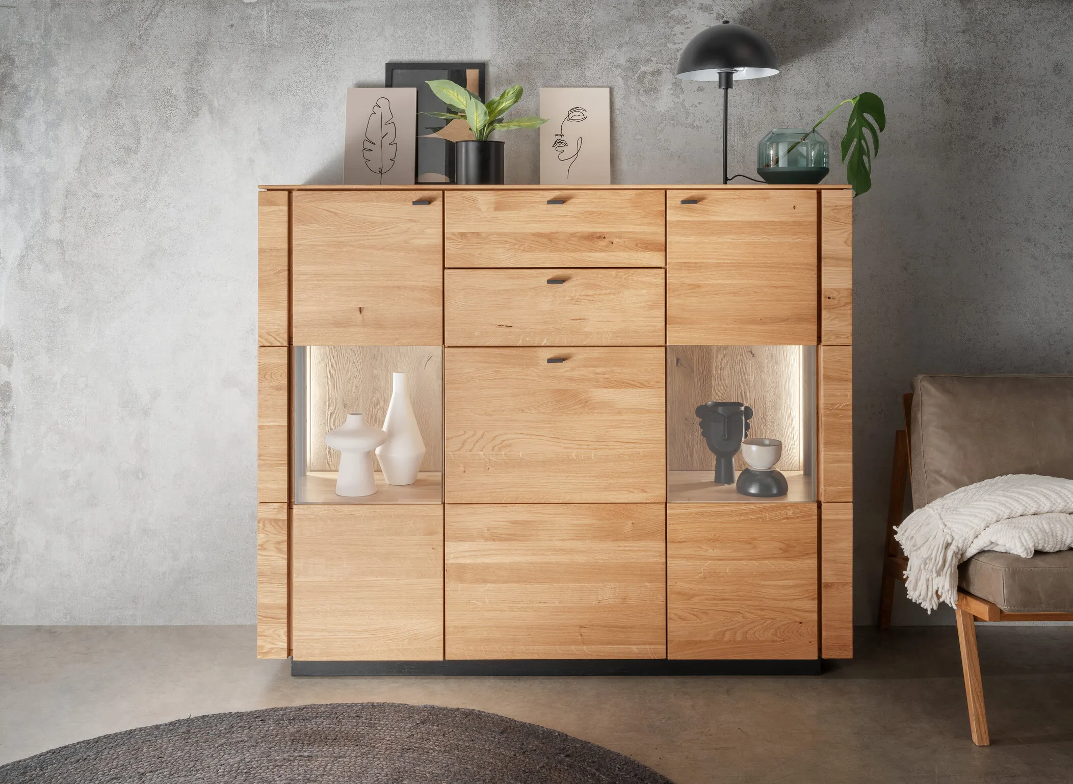 Kredens – komoda dębowa z witryną PRESENT 3-drzwiowa z 2 szufladami 158x127 i - GK_103623040202