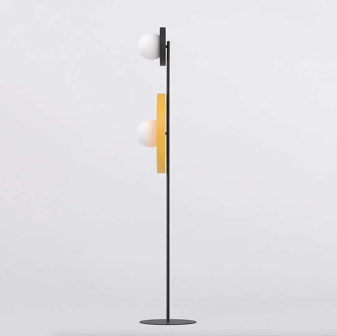 lampa podłogowa, czarna podstawa, drewniana półka, kolor żółty, gładka powierzchnia