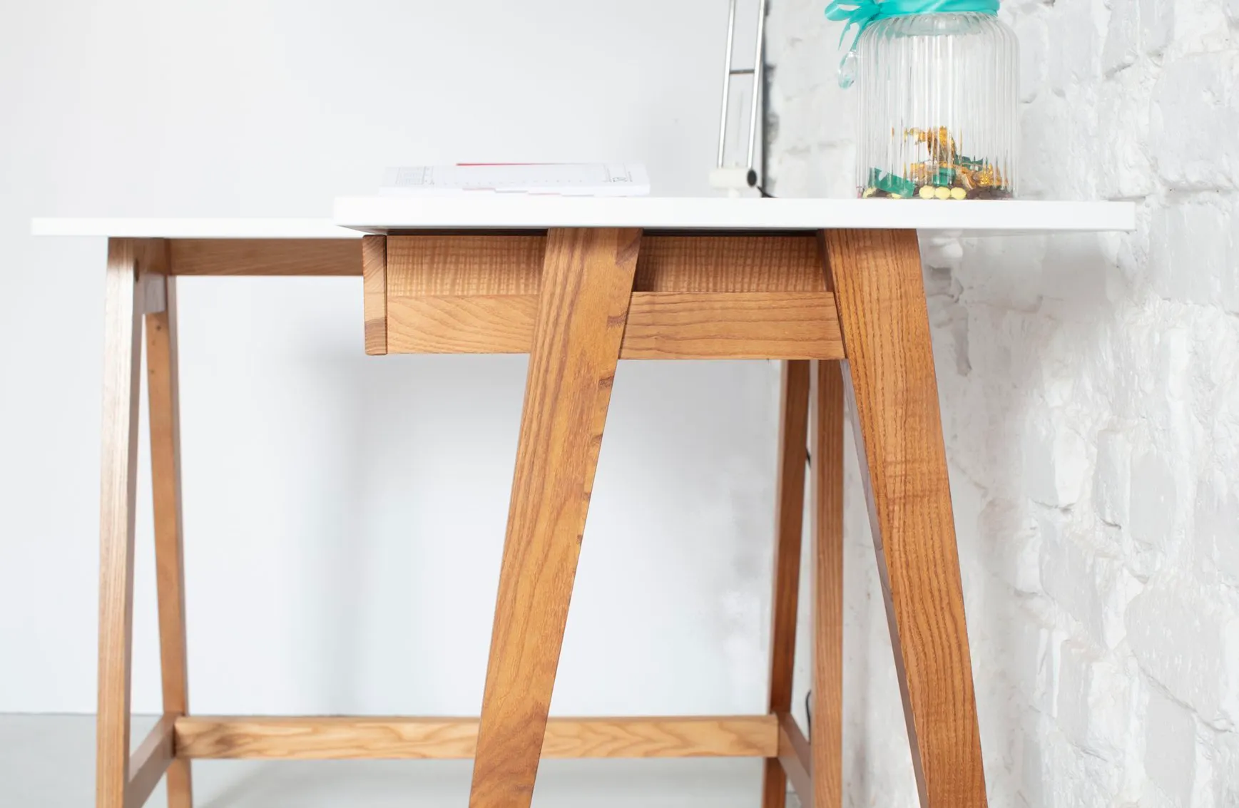 Biurko narożne z szufladą LUKA lewostronne 115x85 ciemnoniebieski blat/nogi kolor dąb - RGB_CDLUK114_OAK_L