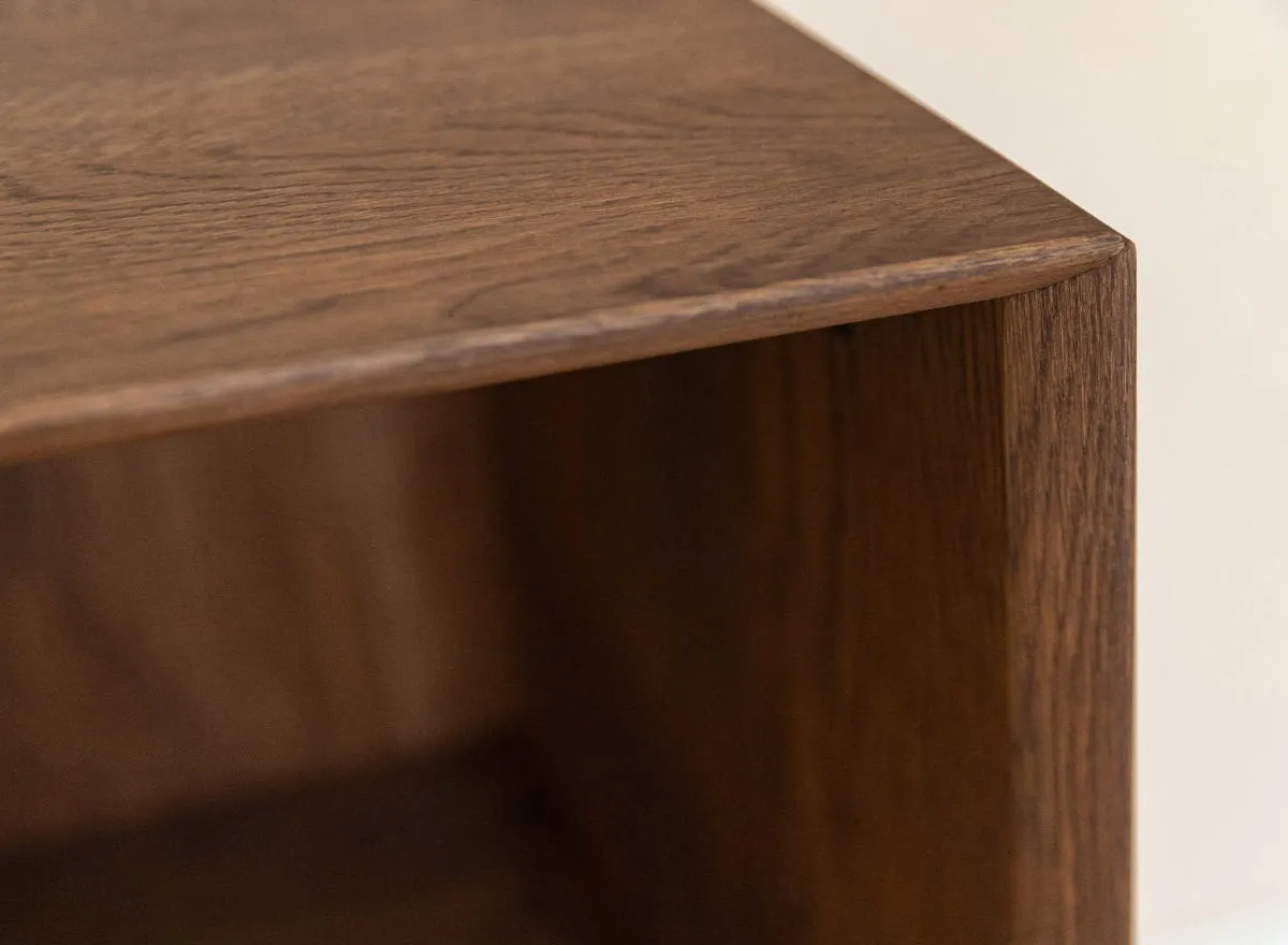 Szafka RTV dębowa MODERN LOFT z przeszkloną szufladą i 2 półkami - tabacco - PLMOL08ST