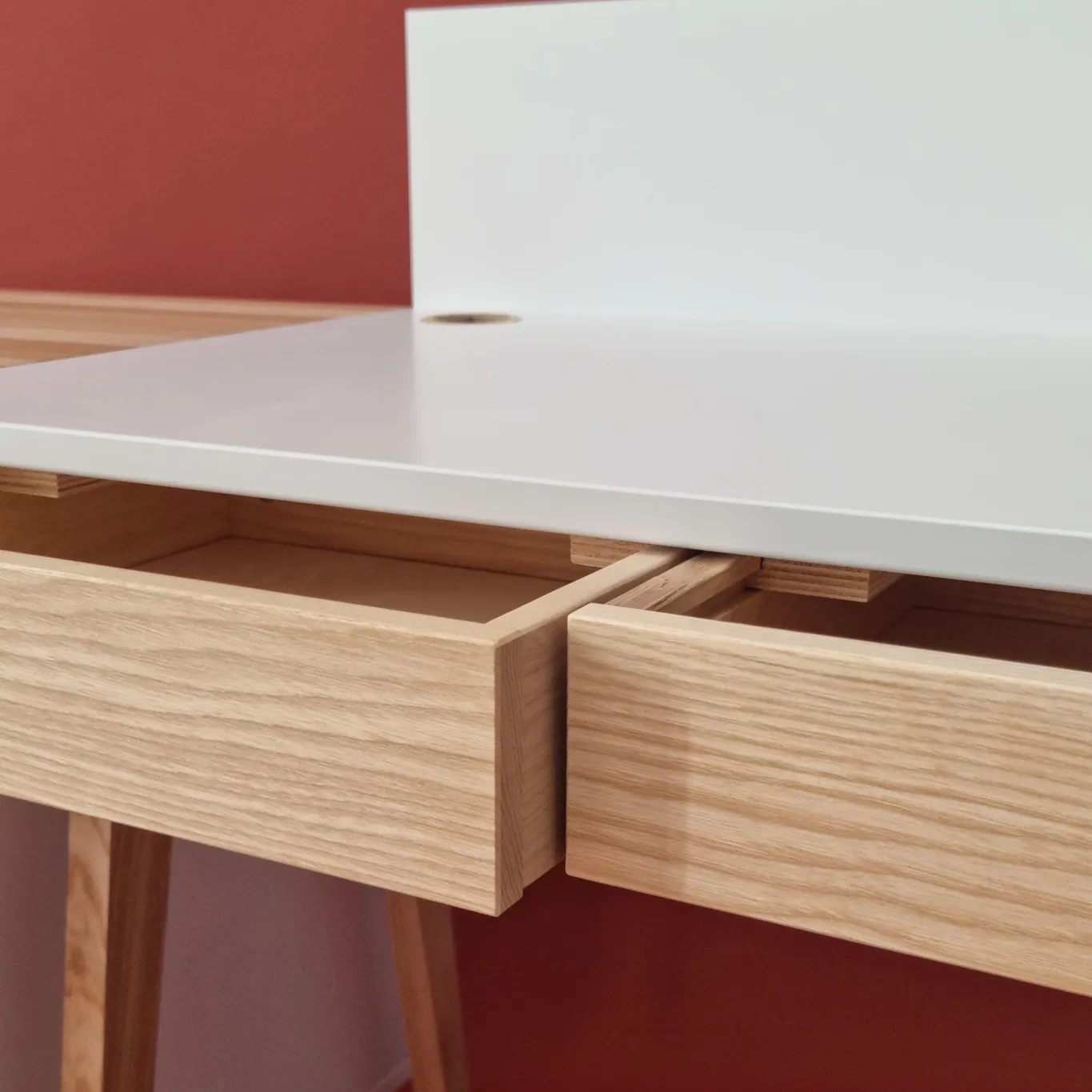 Biurko z szufladami i panelem LUKA 85x50 białe/jesionowe nogi - RGB_WDLUK21_DRAW