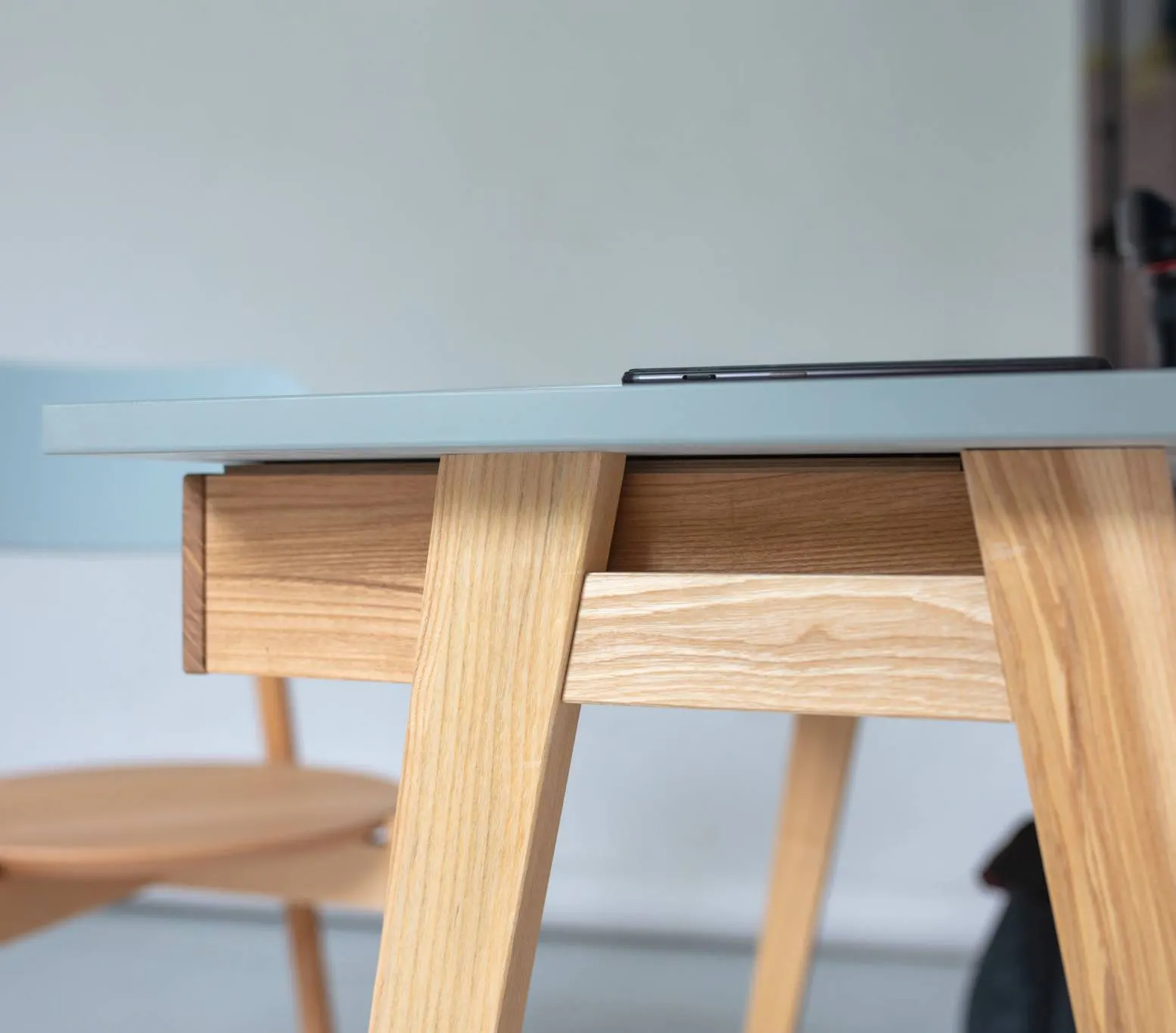 Biurko narożne z szufladą LUKA lewostronne 115x85 szałwiowy blat/drewniane nogi - NRGB_CDLUK117_L