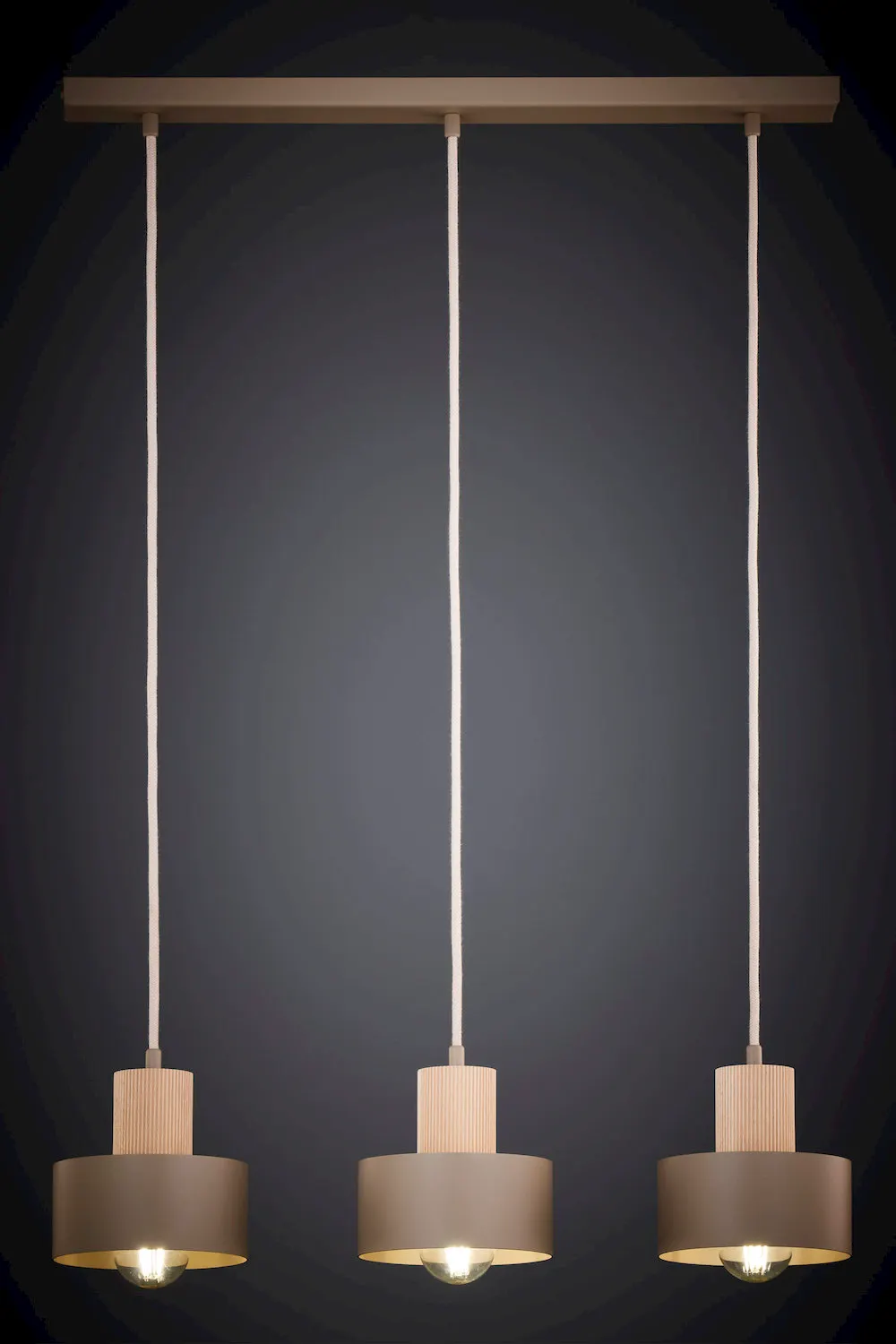 lampa wisząca, zestaw 3 lamp, drewniane abażury, kable elektryczne, minimalistyczny design