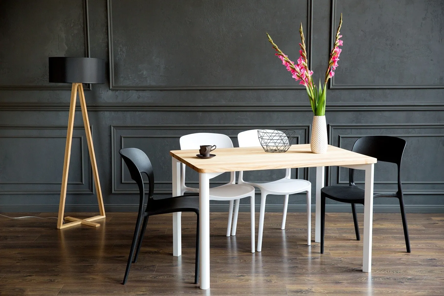 Stół jesionowy prostokątny TRIVENTI 80x120 naturalny czarne kwadratowe nogi - RAGABATT22