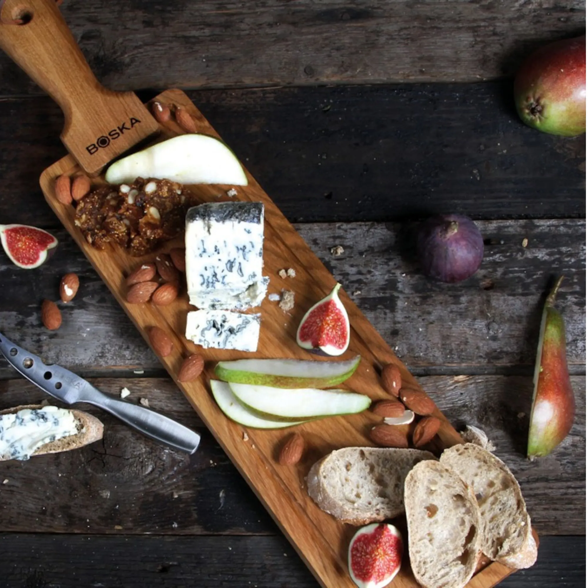 deska serowa, ser pleśniowy, gruszka, figa, chleb