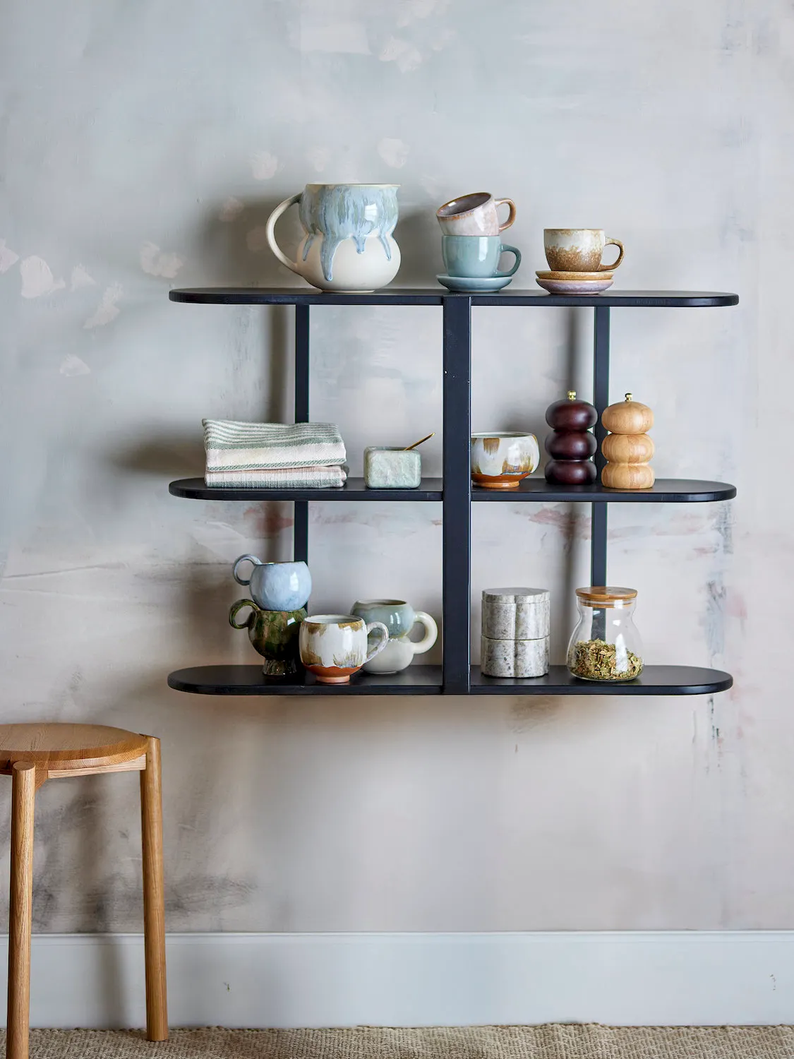 zestaw naczyń, seramiczny regał, kubki ceramiczne, regał z półkami, kolorowe glaze