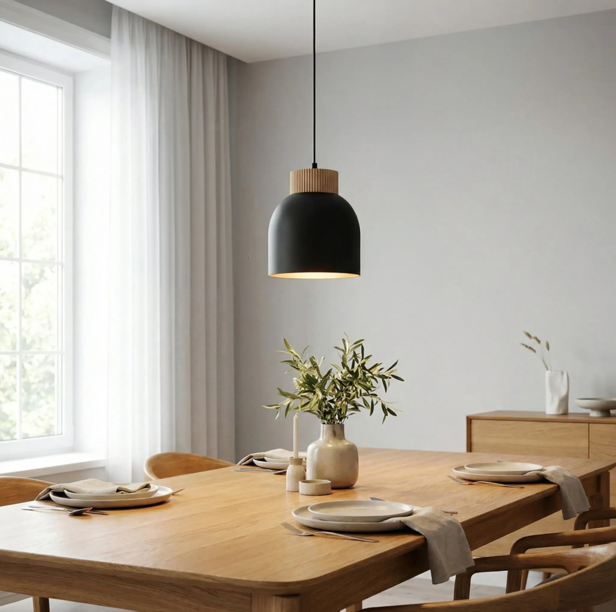 lampa wisząca, czarna lampa, drewniany stół, jadalnia minimalistyczna, ozdoba wnętrza