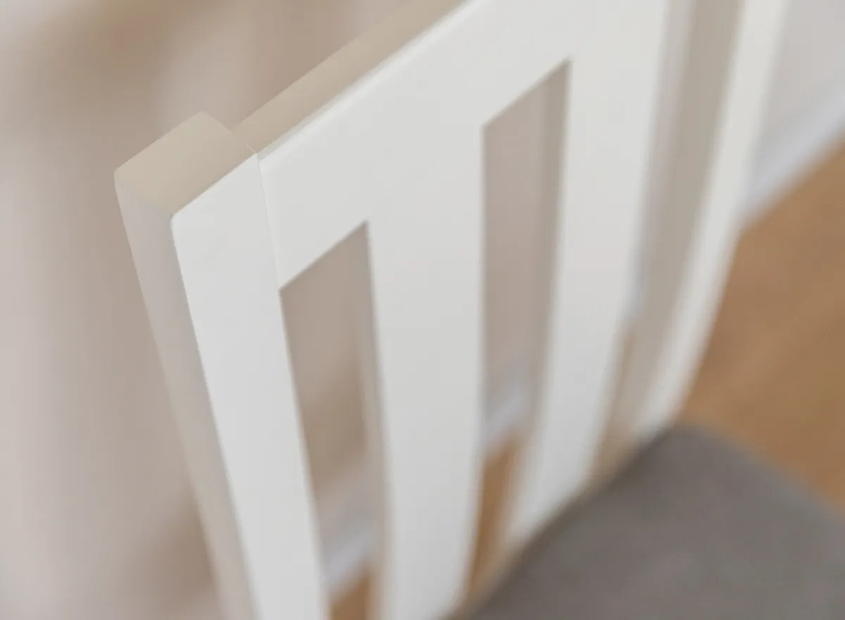 Krzesło BELLUNO ELEGANTE 10 z jasnoszarym siedziskiem materiałowym - białe (STORM 85) - DRMKT10/S85