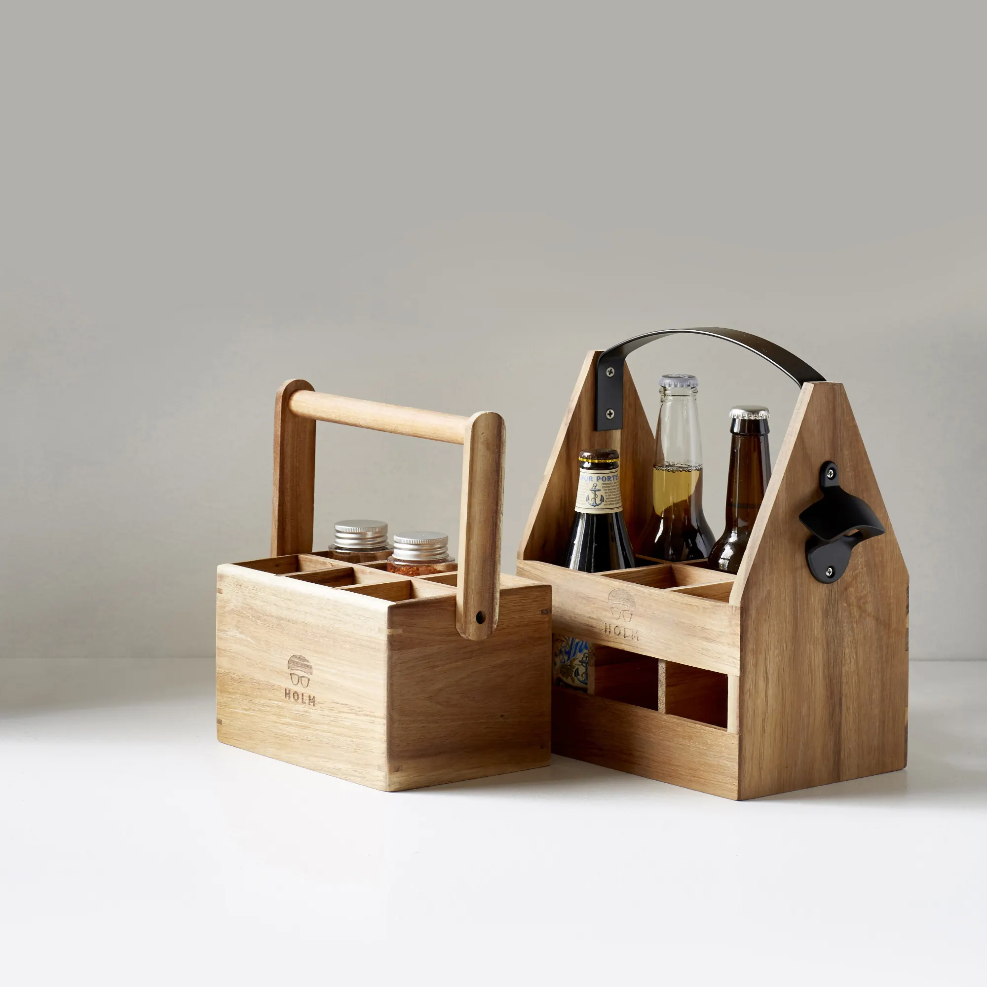 drewniana skrzynka, holders, butelki, zestaw przypraw, kufel na napoje