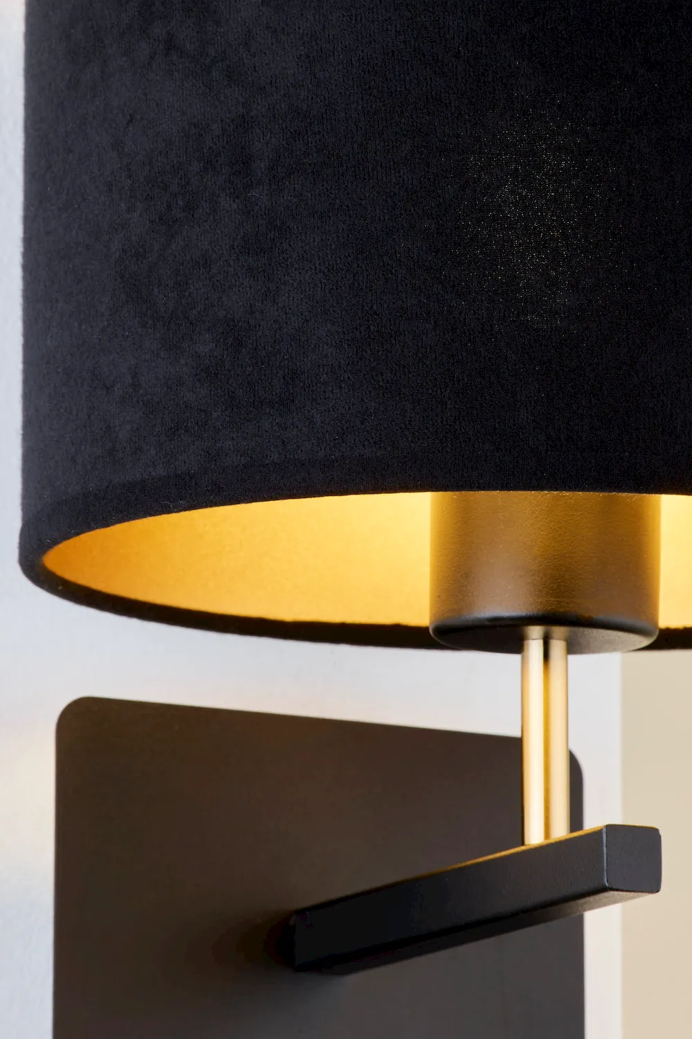 lampa, lampa stołowa, czarna abażur, złoty uchwyt, metalowa podstawa