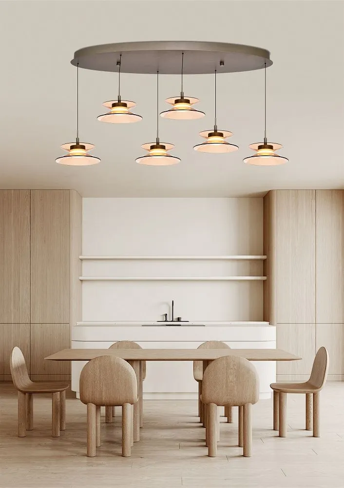lampa sufitowa, nowoczesny design, kuchnia, drewniane meble, stół z krzesłami