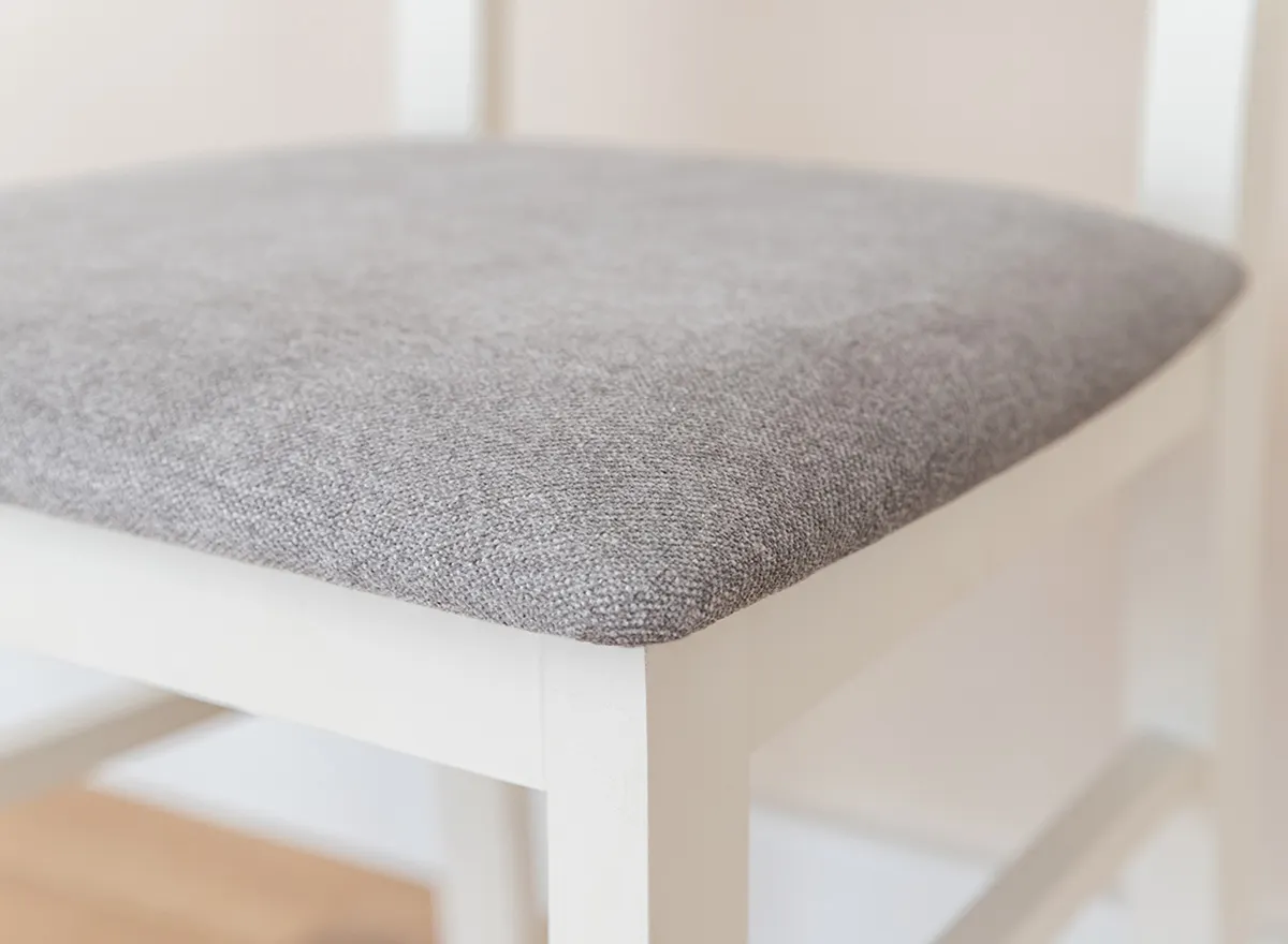 Krzesło BELLUNO ELEGANTE 22 z jasnoszarym siedziskiem materiałowym - białe (STORM 85) - DRMKT22/S85