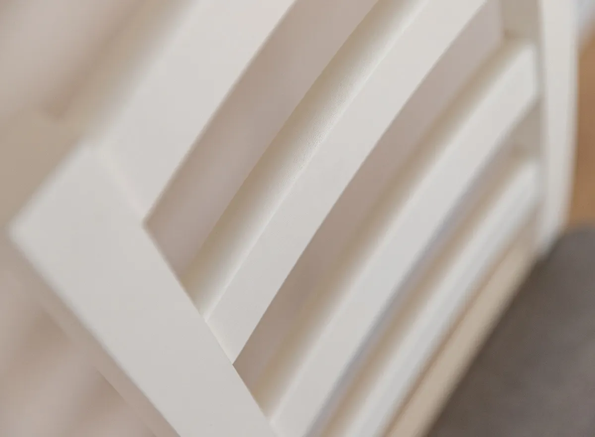 Krzesło BELLUNO ELEGANTE 01 z jasnoszarym siedziskiem materiałowym - białe (STORM 85) - DRMKT01/S85