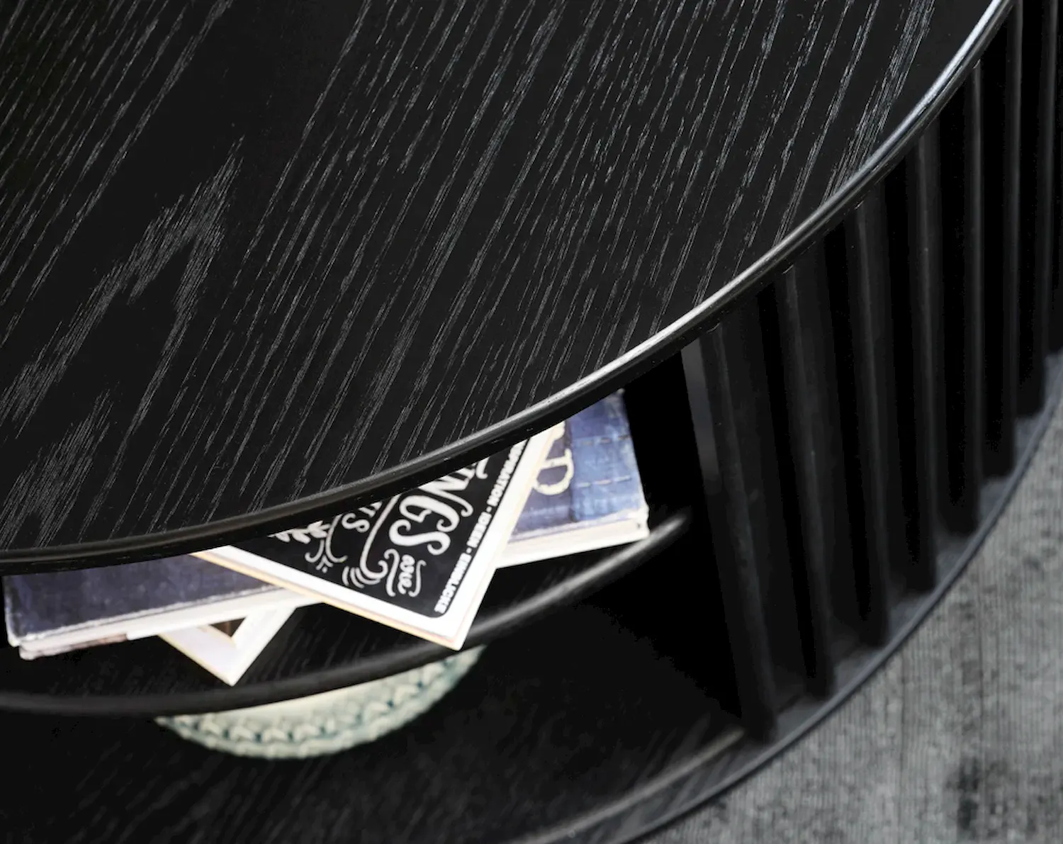 Stolik kawowy okrągły SIENA 85 cm z zasuwanymi półkami ryflowany czarny - UN_46124640