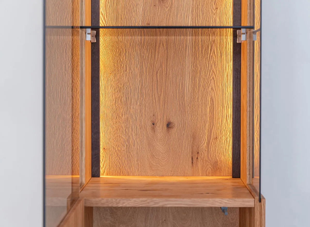 Witryna wąska dębowa COLLODI lewa z oświetleniem - dąb olejowany - ZICOL01L