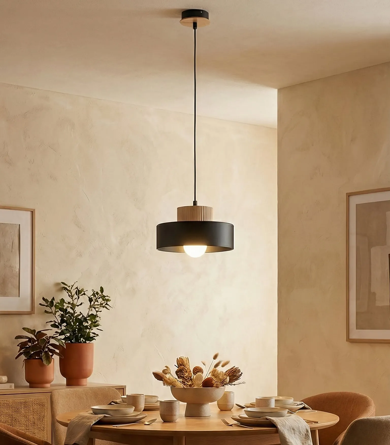 lampa wisząca, czarna lampa, drewniane elementy, stół okrągły, dekor doniczkowy