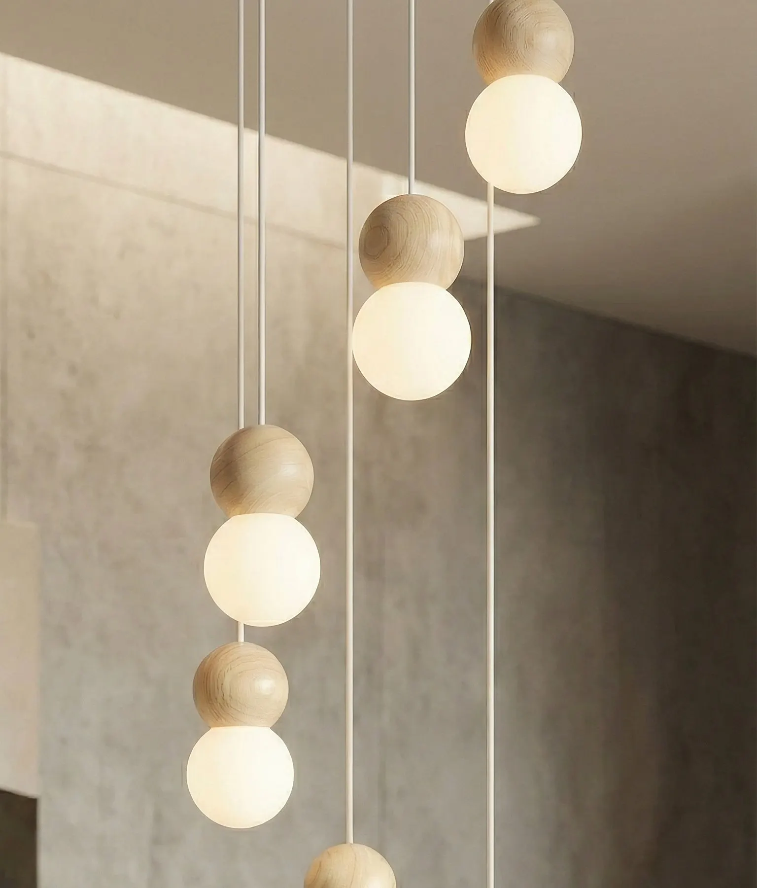 lampa wisząca, kule drewniane, globe, oświetlenie wnętrz, zawieszka LED