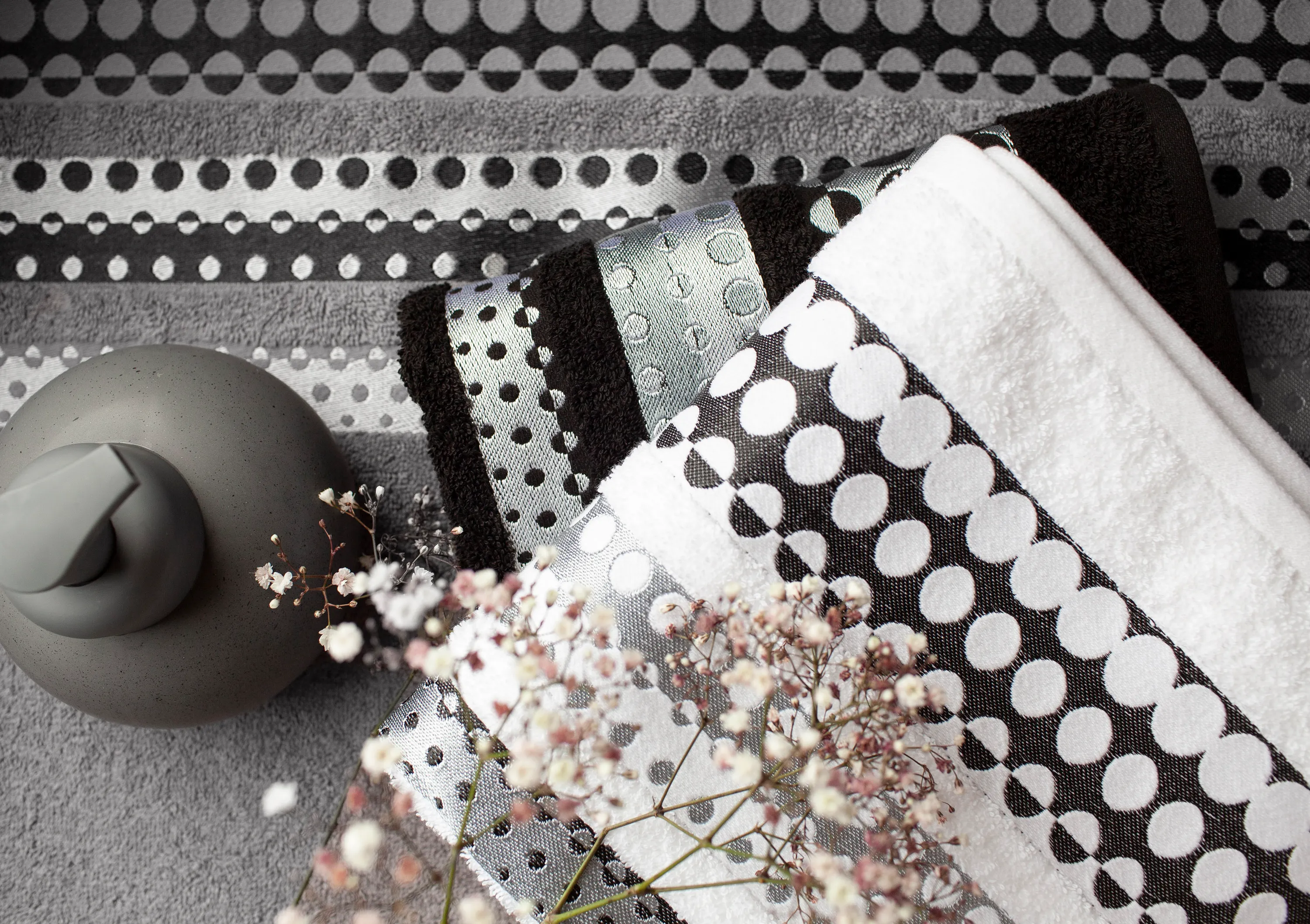 Ręcznik SILVER 70X140 żakardowy z haftem czarny - FARO_8523