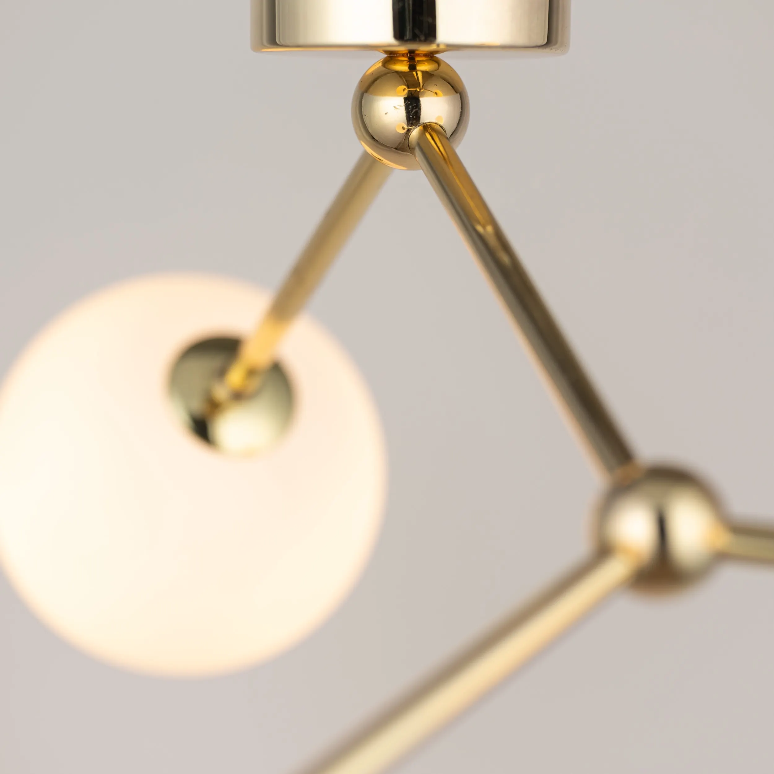 Lampa sufitowa FAIRY złota z białymi okrągłymi szklanymi kloszami 63x48x30cm - TK_6471