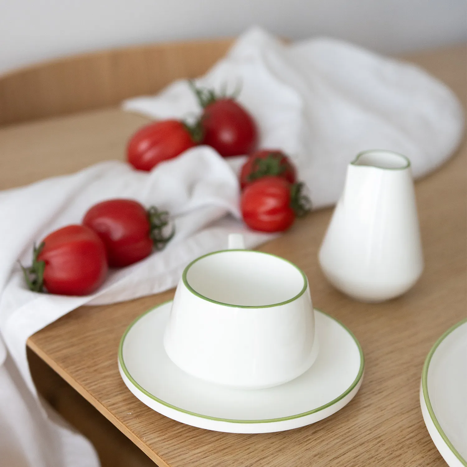 image naczynia, set filiżanek, talerze, porcelana, zielone kontury