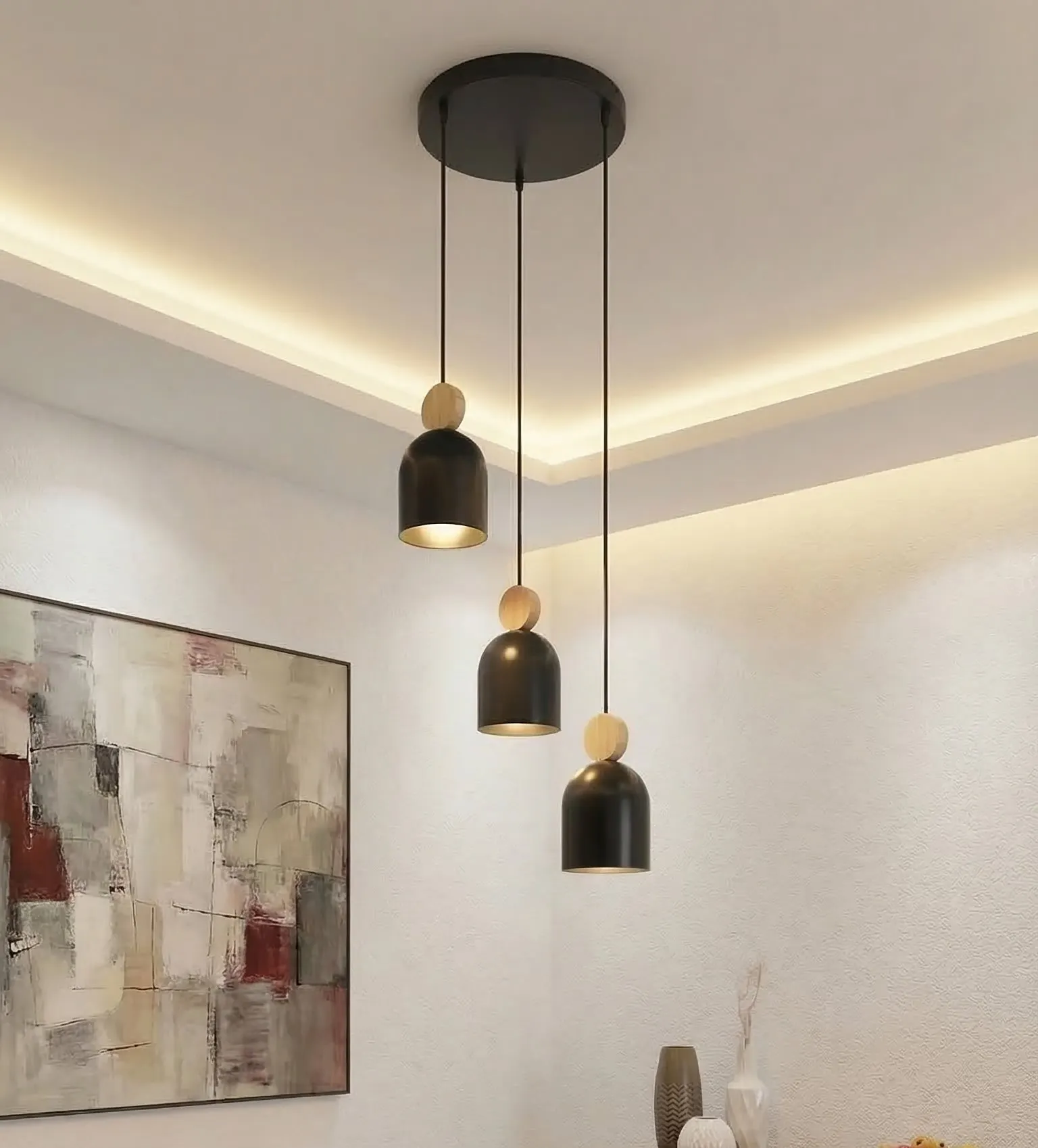 lampa wisząca, pionowe zawieszenie, czarne abażury, drewniane dekielki, minima dekoracyjne