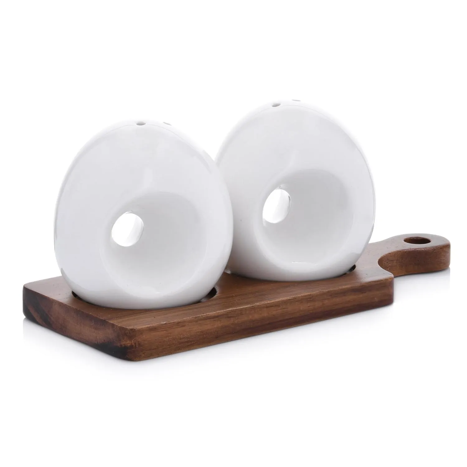 image ceramiczne podstawki, kubki w kształcie donuts, białe filiżanki, podstawka drewniana, podstawki ceramiczne