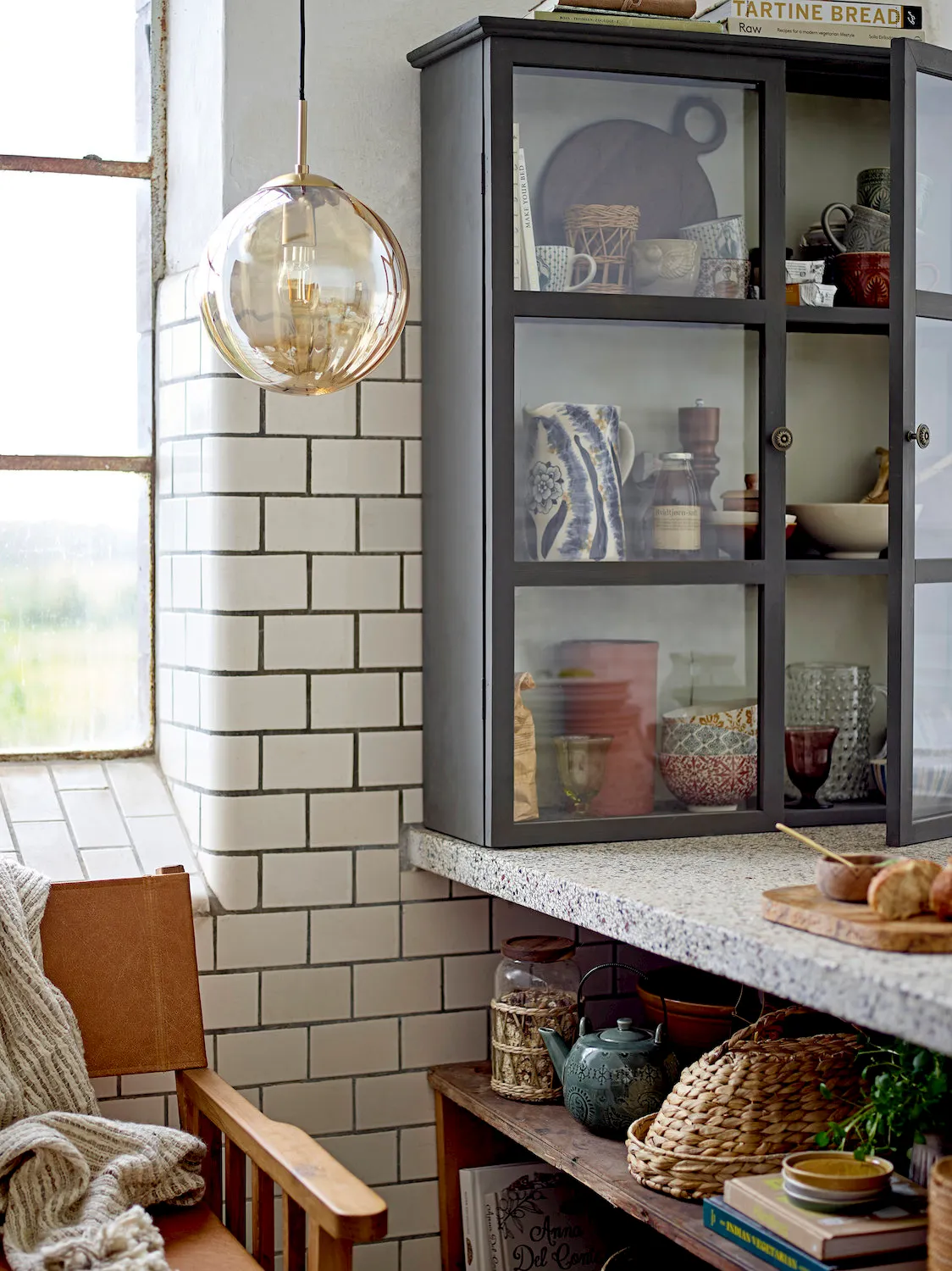szafka z przeszklonymi drzwiczkami, naczynia ceramiczne, kryształowa lampa, kuchenna półka, kafle cegiełkowe