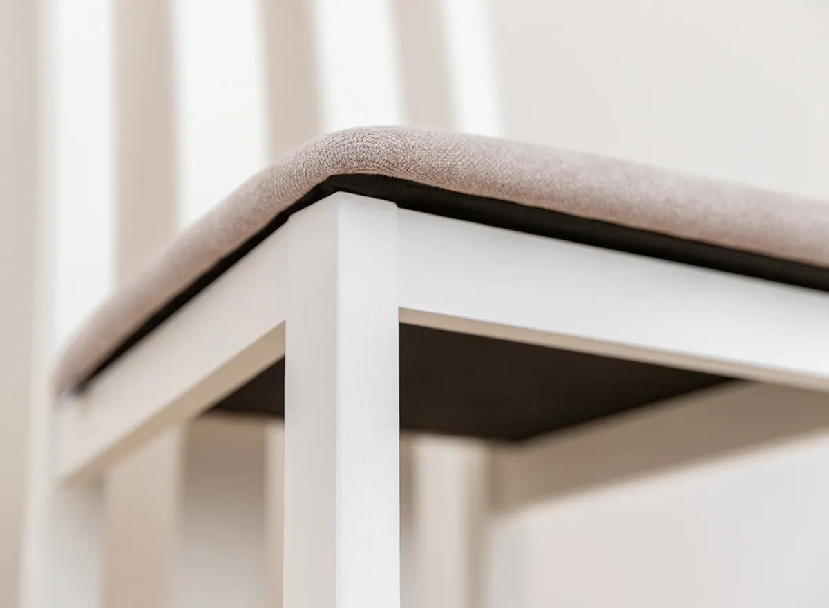 Krzesło BELLUNO ELEGANTE 10 z beżowym siedziskiem materiałowym - białe (STORM 06) - DRMKT10/S06