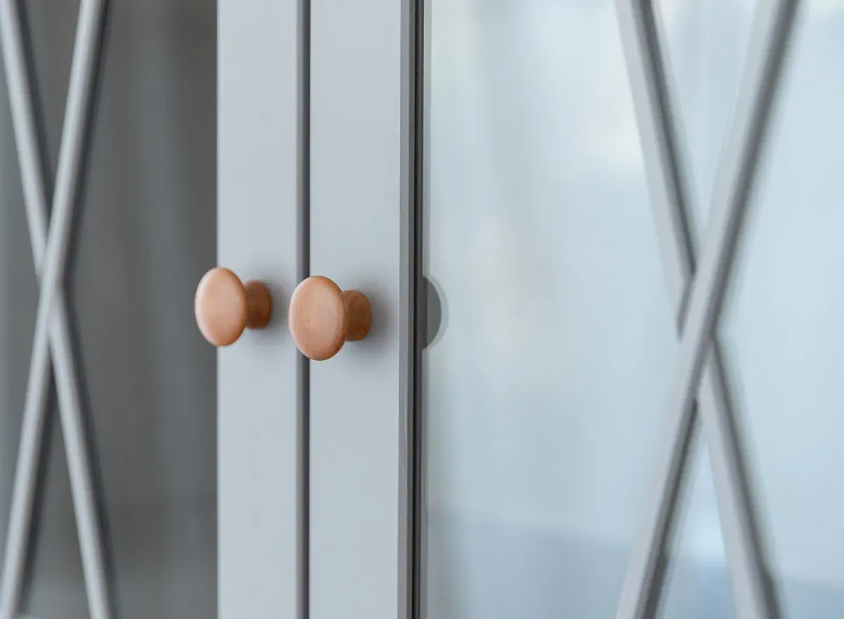 Witryna drewniana 4-drzwiowa z szufladą MARONE ELITE popielaty - PLMEL02/S