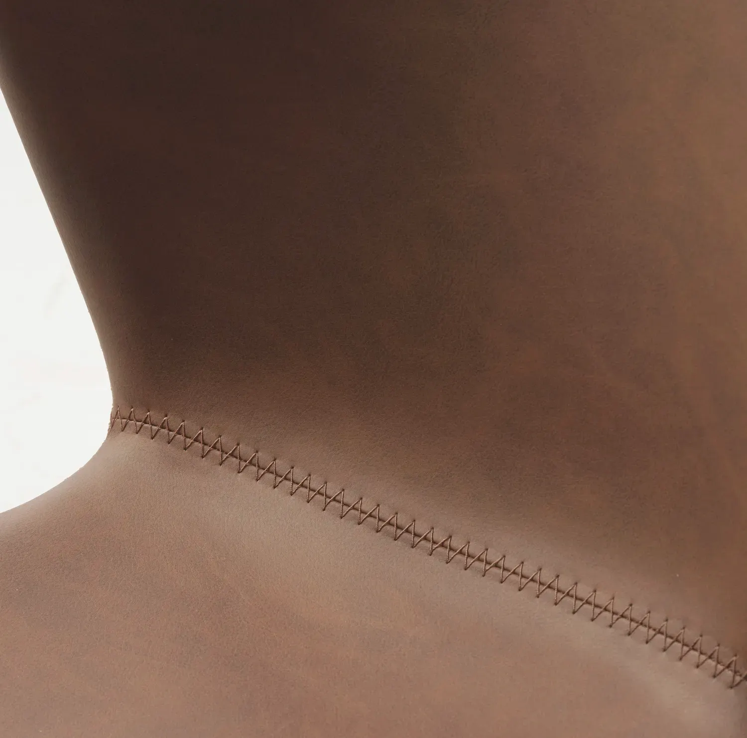 Krzesło tapicerowane TESLIN - ekoskóra: koniak, naturalne nogi - UN_49480000