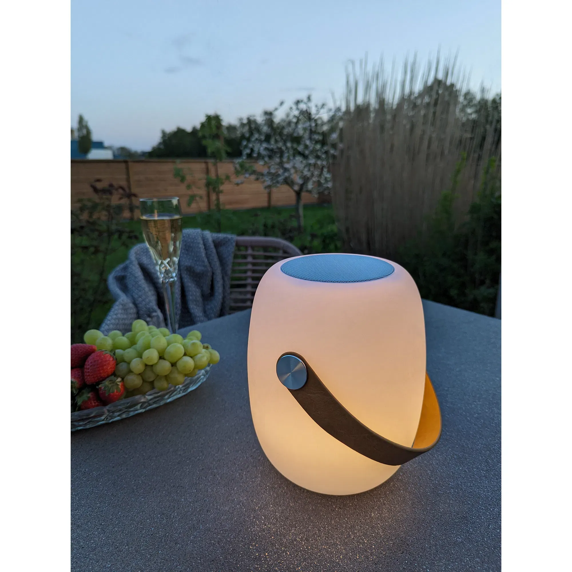 Lampa CARDIFF z paskiem biała głośnik bluetooth ładowalna - 6405180