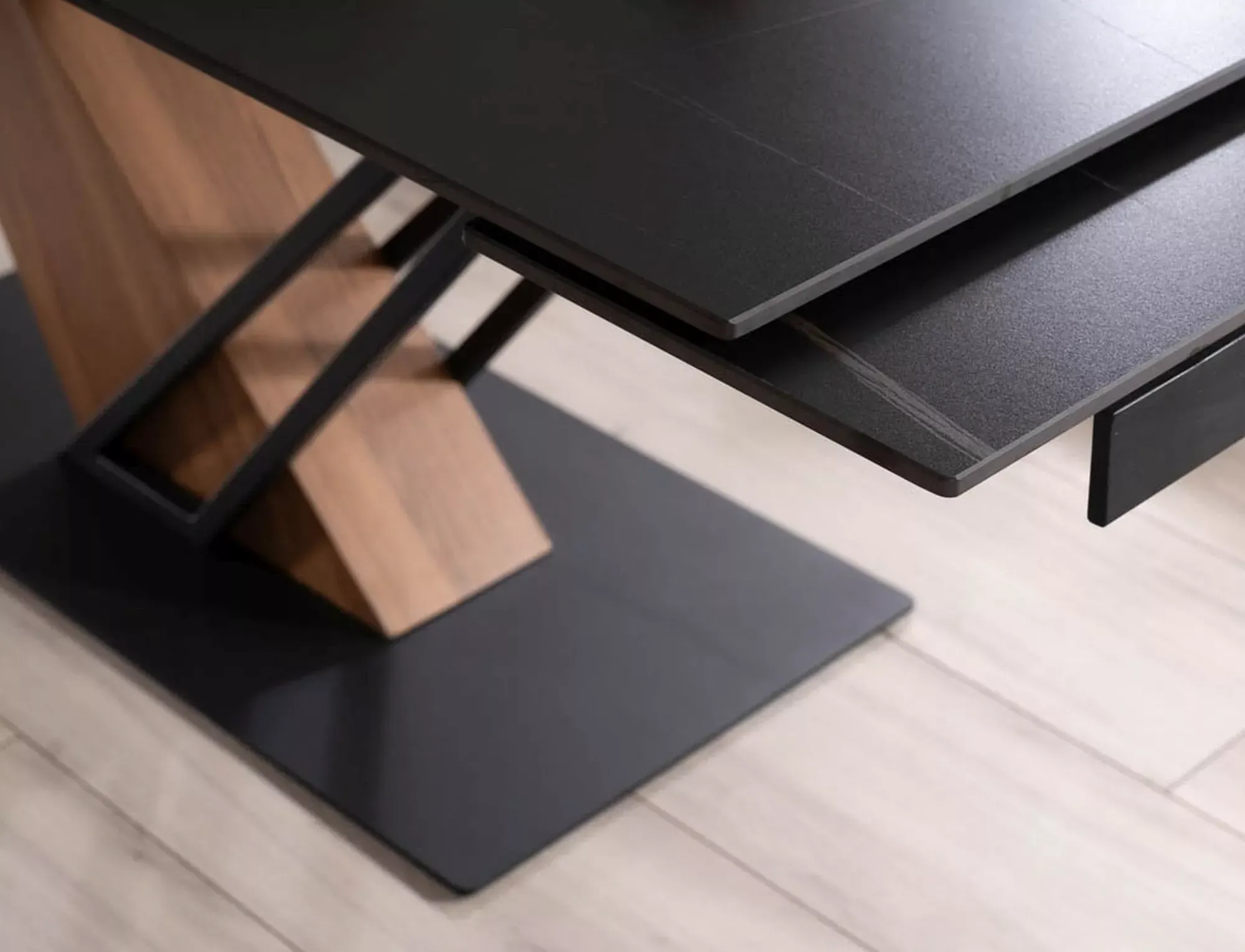 Stół rozkładany ceramiczny blat GENESIS 90x180-240 czarny efekt marmuru stelaż jesion czarny mat - GENESISCCJ180