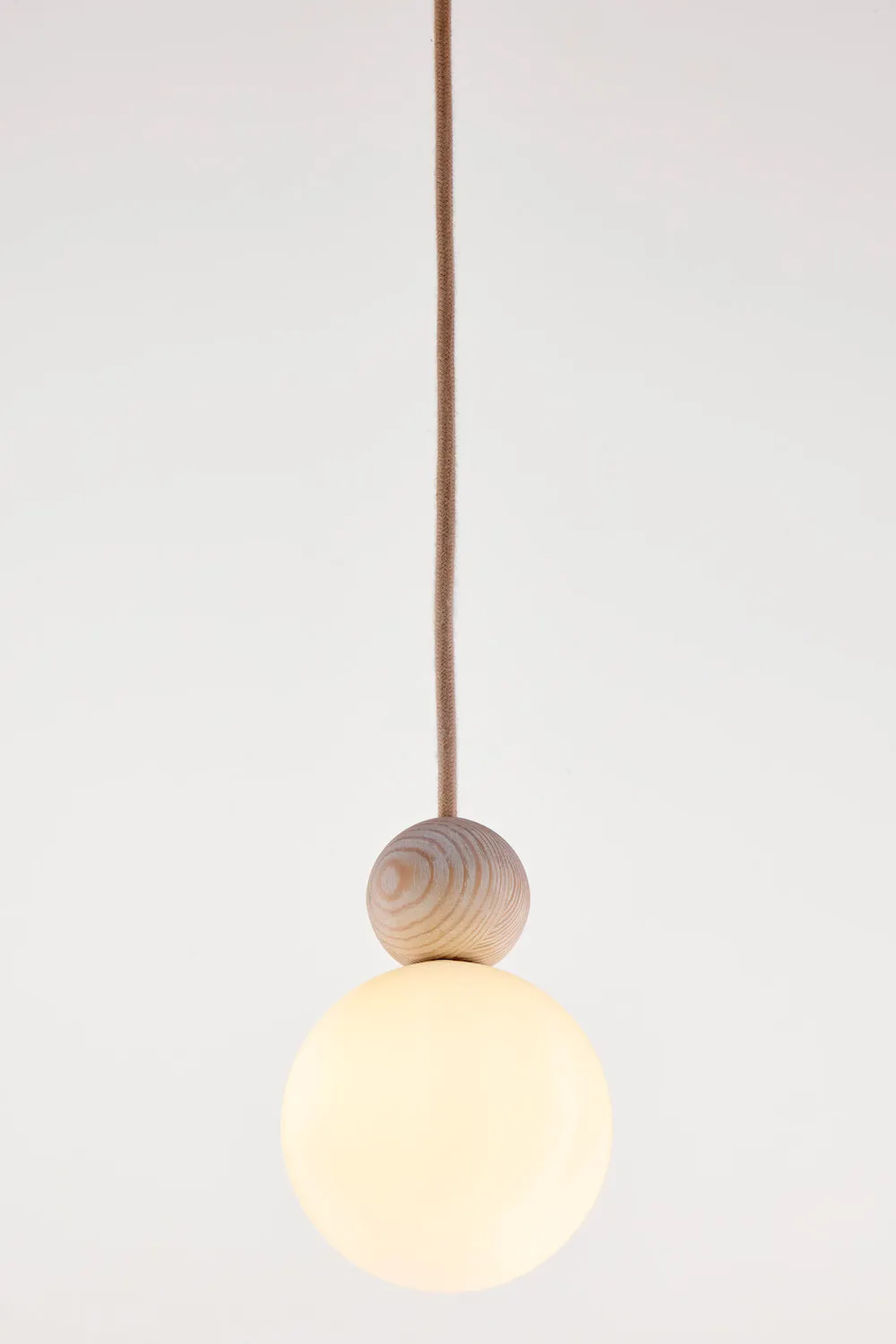 lampa wisząca, żarówka, kula, drewniane, sznurek