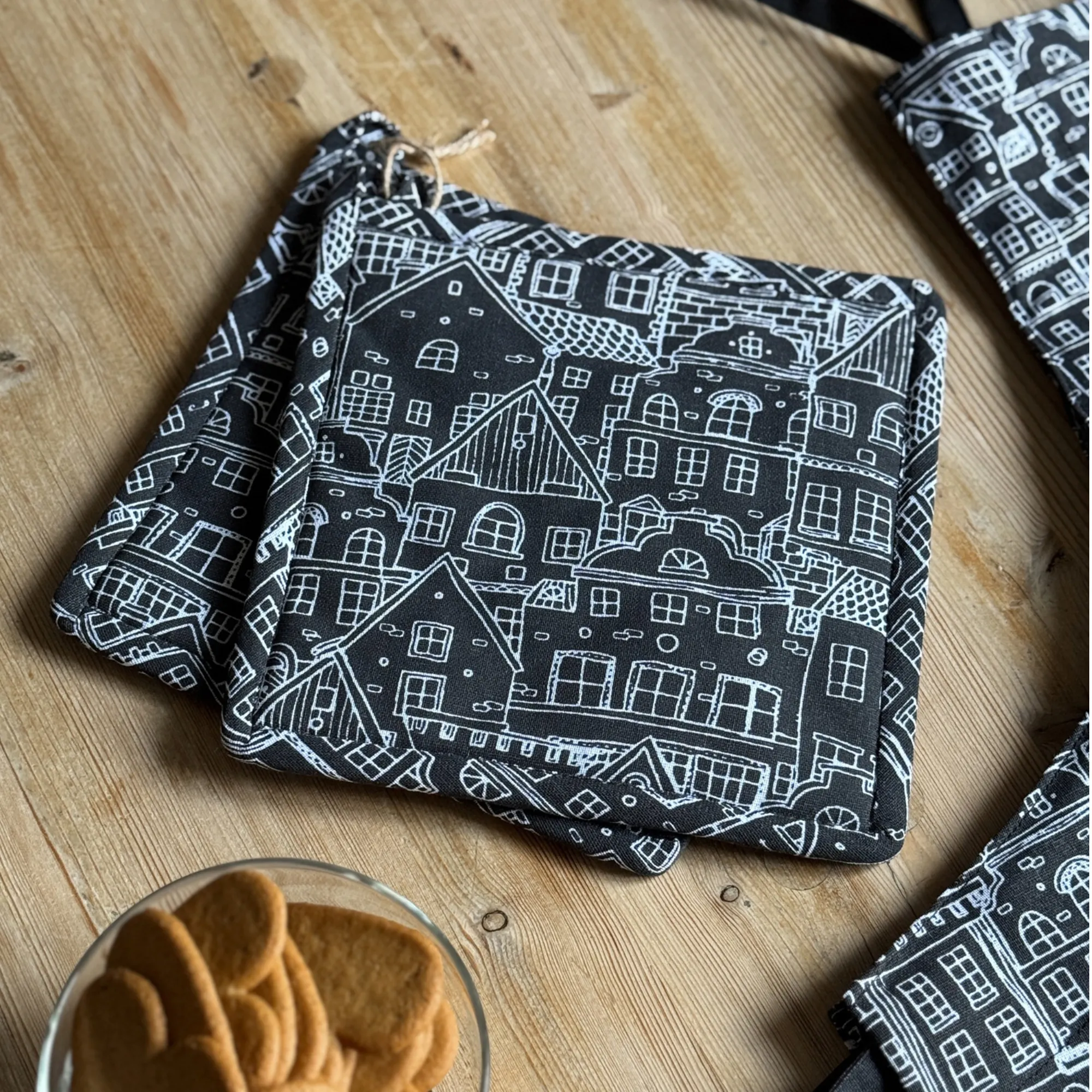 torba-kieszeniowa, wzór-miasto, kolor-czarny, tkanina-bawełniana, pattern-drawing