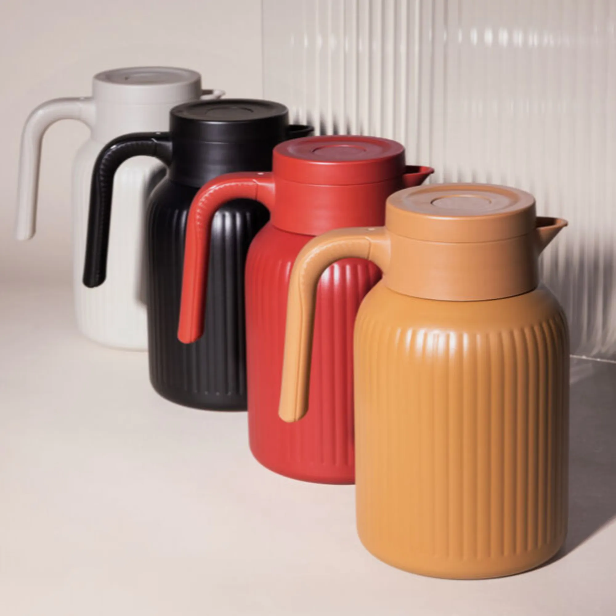 dzbanek, karafka, plastikowy, wielokolorowy, płaskie żebrowanie