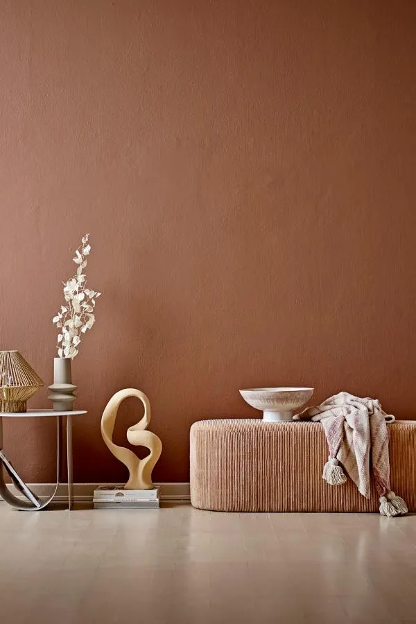 salon, dekoracja, poduszka, fotel, rzeźba, buta, rustyk, kolor ceglasty, ceramiczny, minimalizm