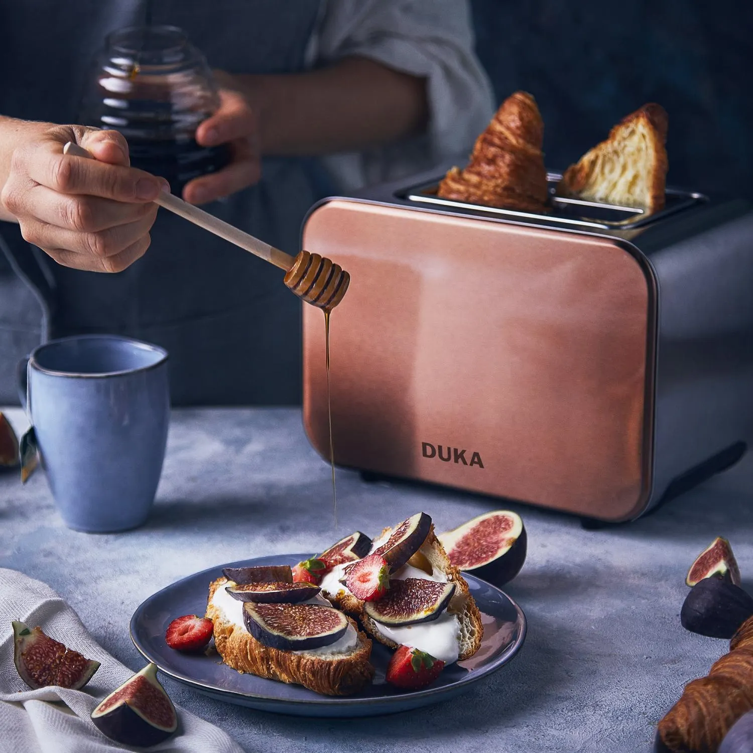toaster, różowy złoty, niebieski talerz, figi, toster do chleba