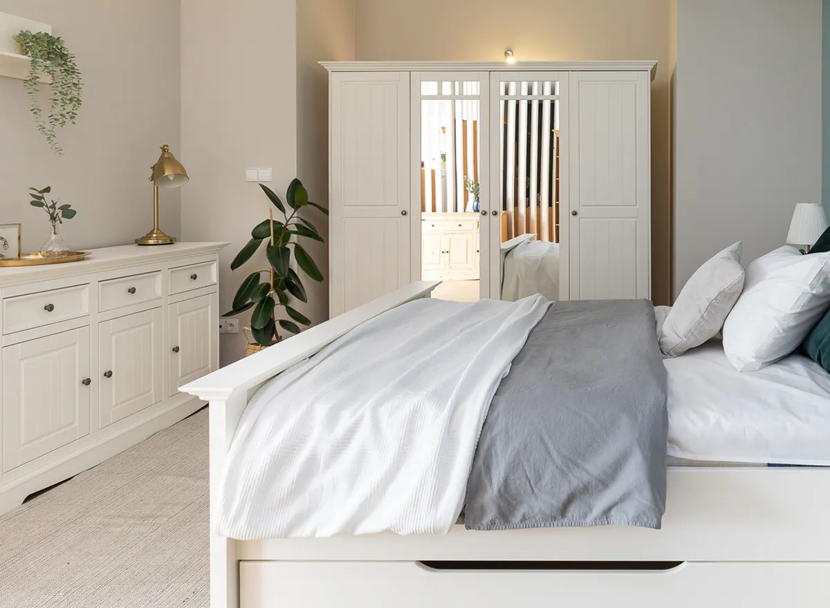 Szafa BELLUNO ELEGANTE 4-drzwiowa z lustrem - biała - PL025B