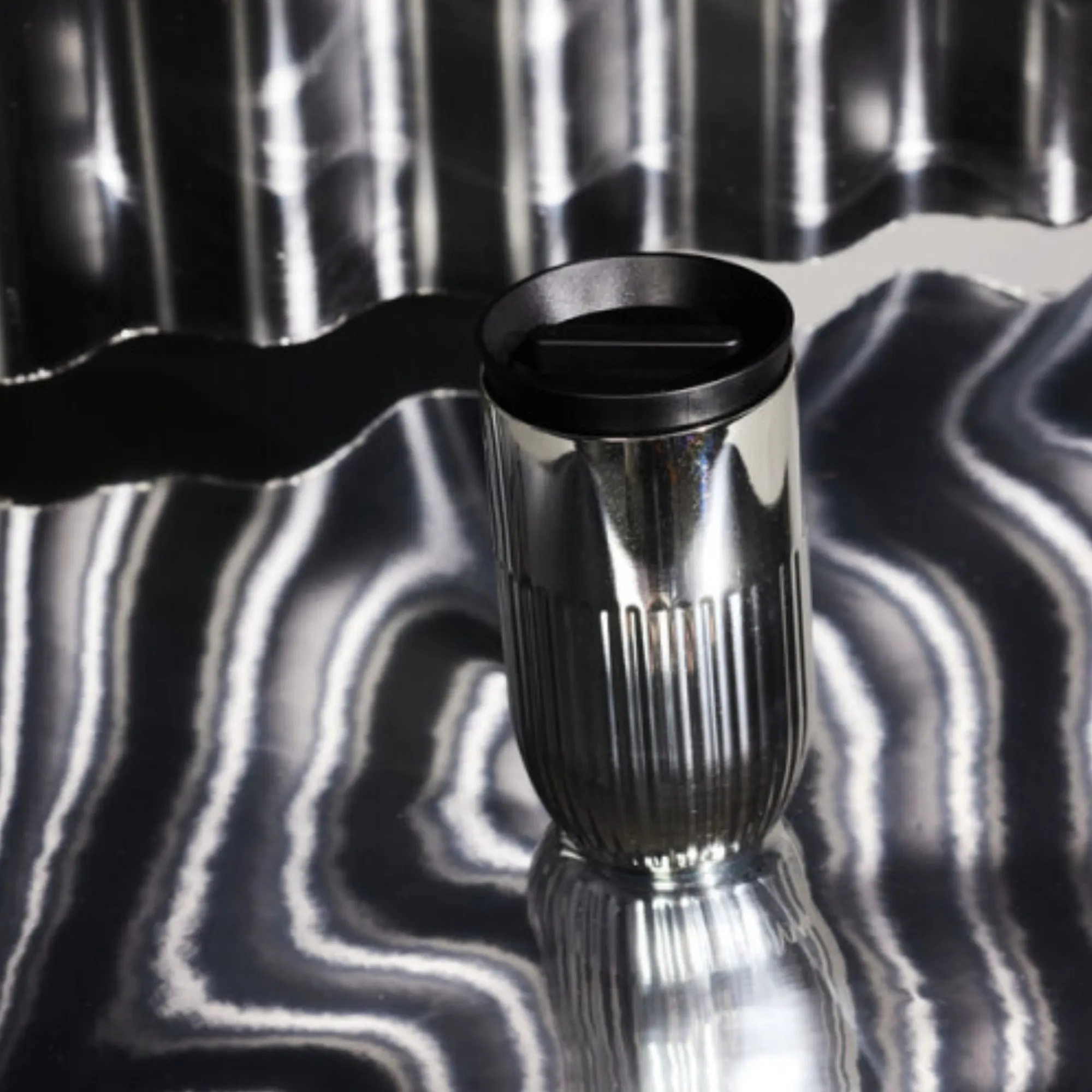 image kubek, szklany, elegancki, gładka powierzchnia, metaliczny połysk