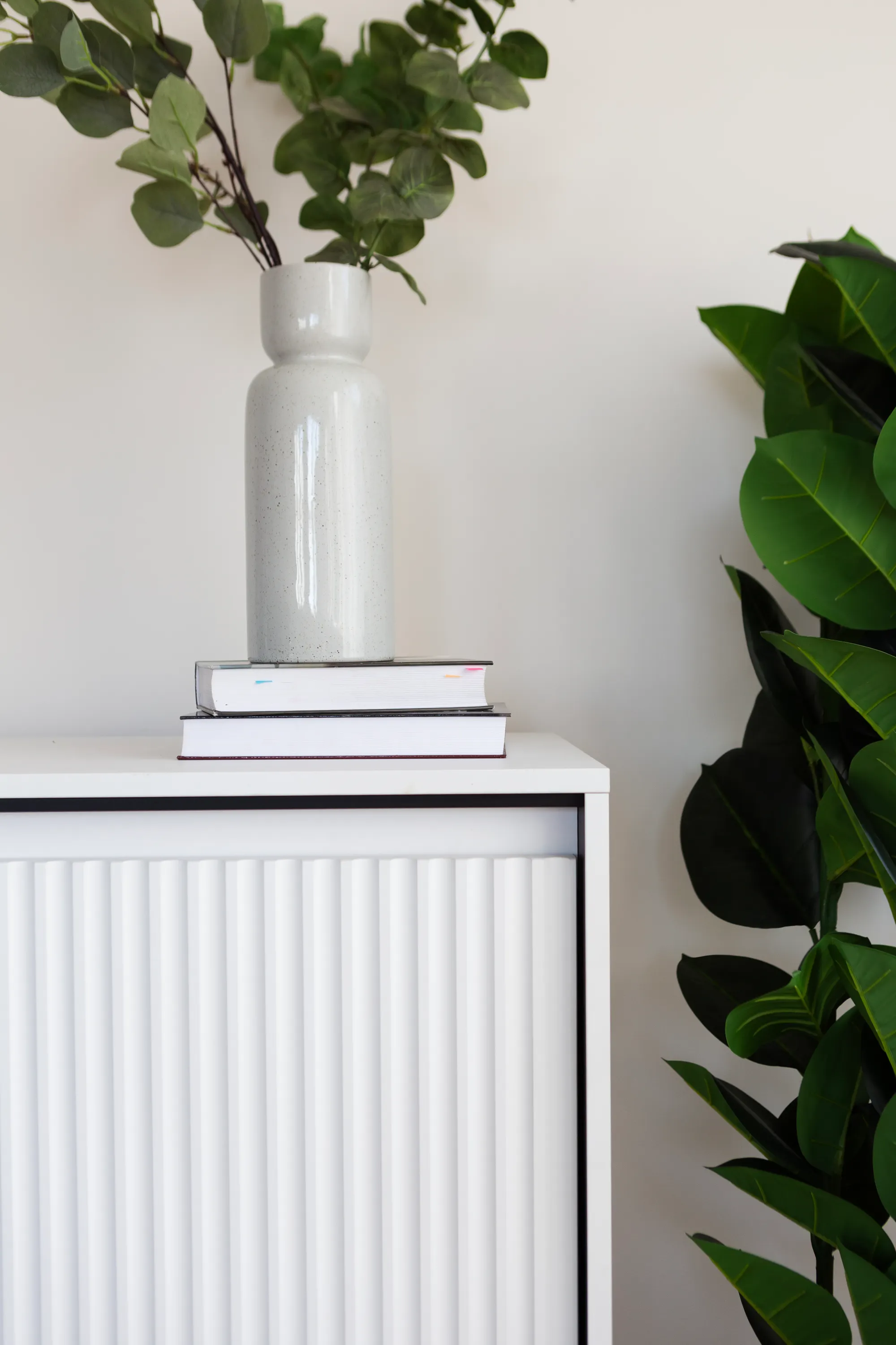 Szafka RTV z oświetleniem TREND TR-06 4D 192cm biały/czarny - TR6BIC-V2