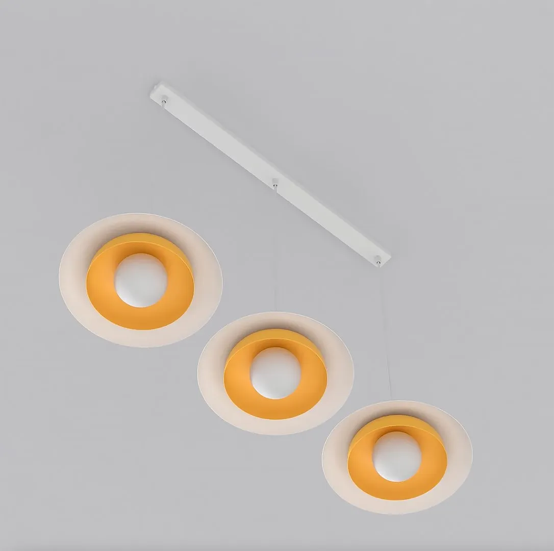 image lampa wisząca, kula żółta, konstrukcja metalowa, pojedynczy kolor żółty, trzy elementy plafonu