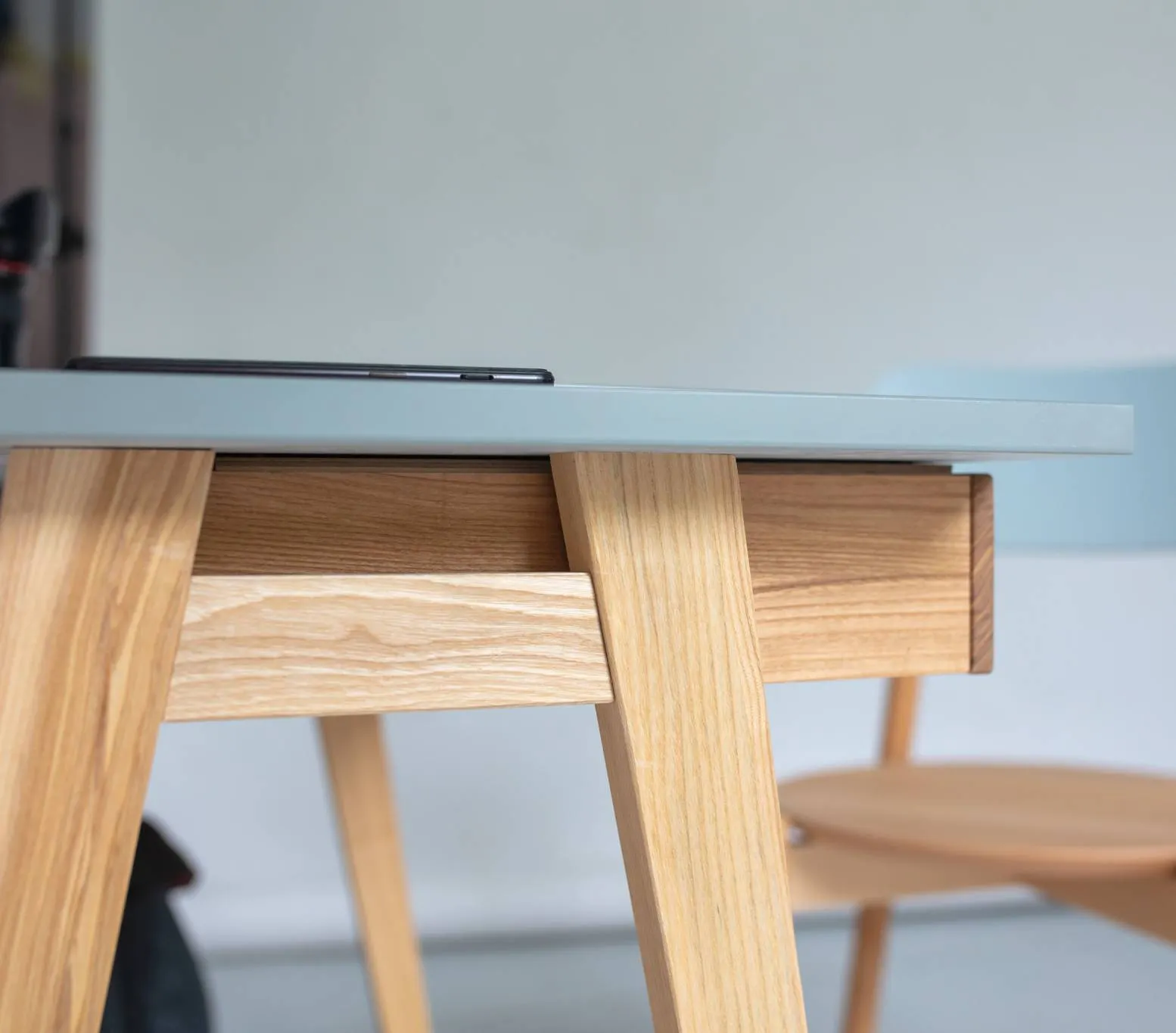 Biurko narożne z szufladą LUKA prawostronne 115x85 jasnoszary blat/drewniane nogi - RGB_CDLUK18_R