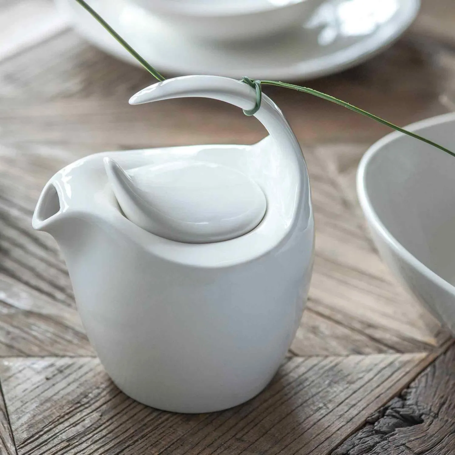 ceramiczny dzbanek, biały dzbanek, dzbanek z wylewką, piecelik?, dekoracyjny