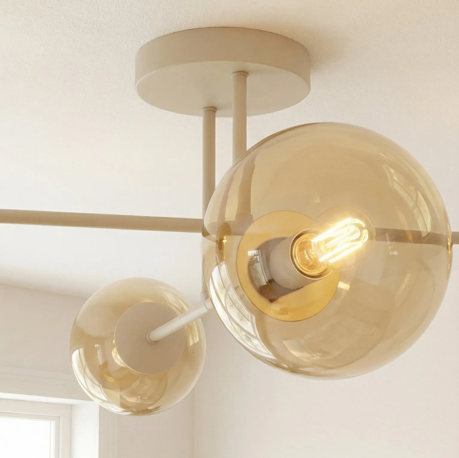 lampa wisząca, szklane kule, żarówka Edison, klosz szklany, oświetlenie sufitowe