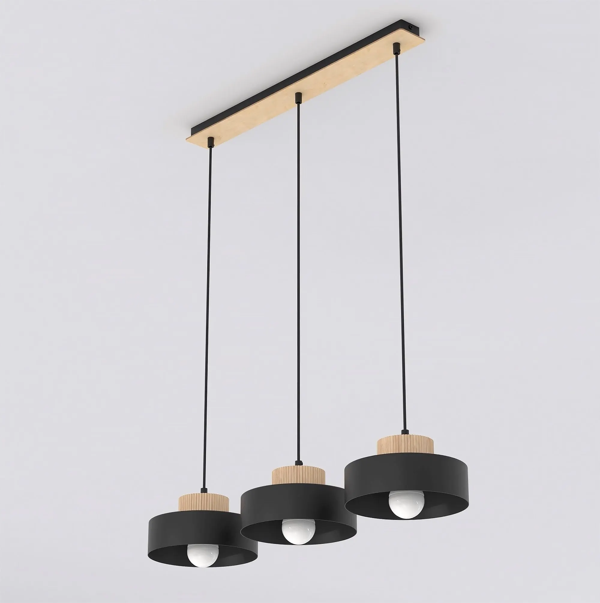 image lampa wisząca, trzy sztuki, metalowy korpus, czarny kolor, drewniane akcenty